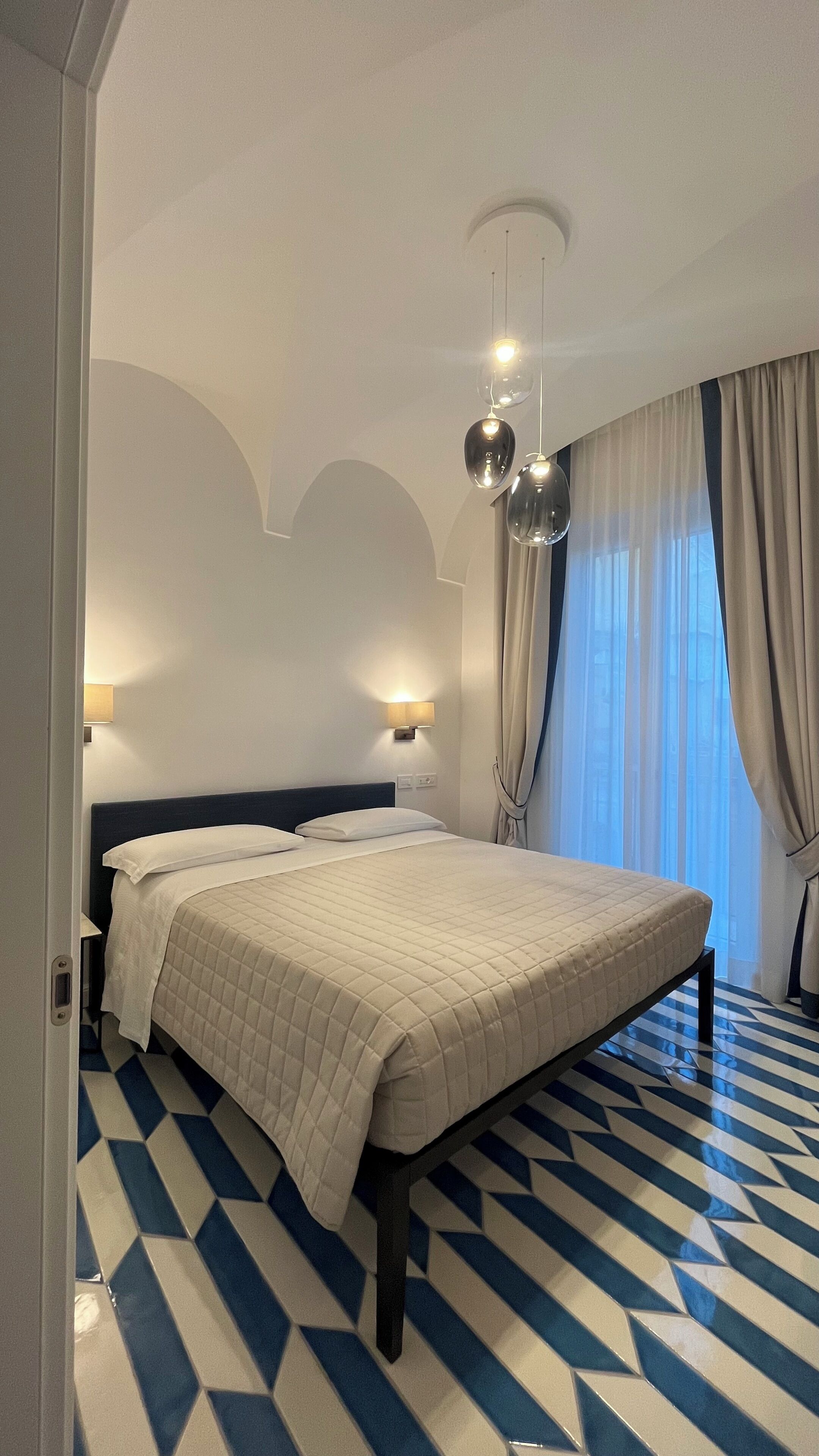 Habitación familiar con 1 cama matrimonial o 2 individuales, vista a la ciudad | Sábanas de algodón egipcio, ropa de cama de alta calidad y edredón 