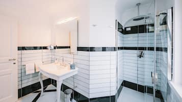 Kamar Double Superior, pemandangan kota | Kamar mandi | Sandal