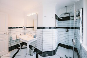 Quarto casal superior, vista para a cidade | Banheiro | Chinelos 