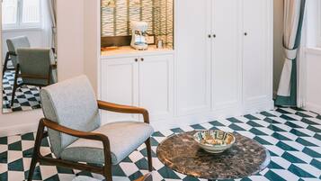 Deluxe-Zimmer, Balkon, Stadtblick | Zimmersafe, Verdunkelungsvorhänge, Bügeleisen/Bügelbrett