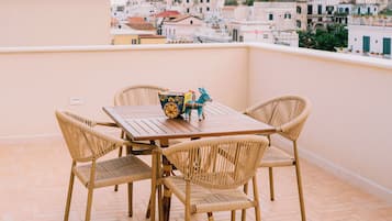 Superior-Vierbettzimmer, Stadtblick | Terrasse/Patio