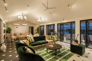 المنشأة من الداخل