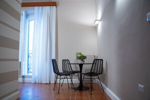 Chambre triple Deluxe, balcon, vue sur la ville | Rideaux d’obscurcissement, fer et planche à repasser
