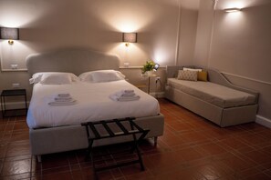 Deluxe háromágyas szoba, erkély, kilátással a városra | Sötétítőfüggöny, vasaló/vasalódeszka és ingyenes wifi