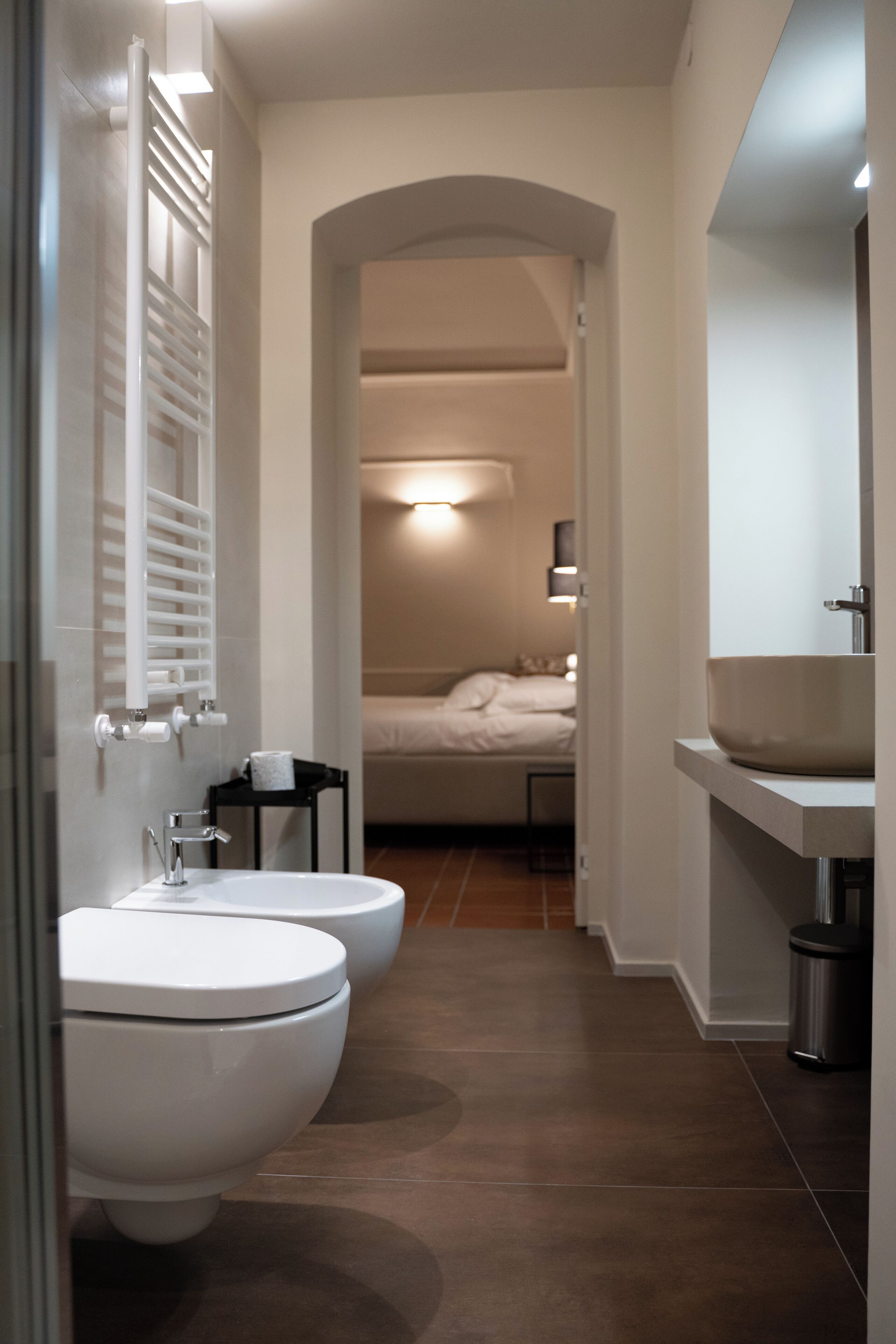 Tripla Comfort, vista cortile | Bagno | Doccia, set di cortesia gratuito, asciugacapelli, pantofole