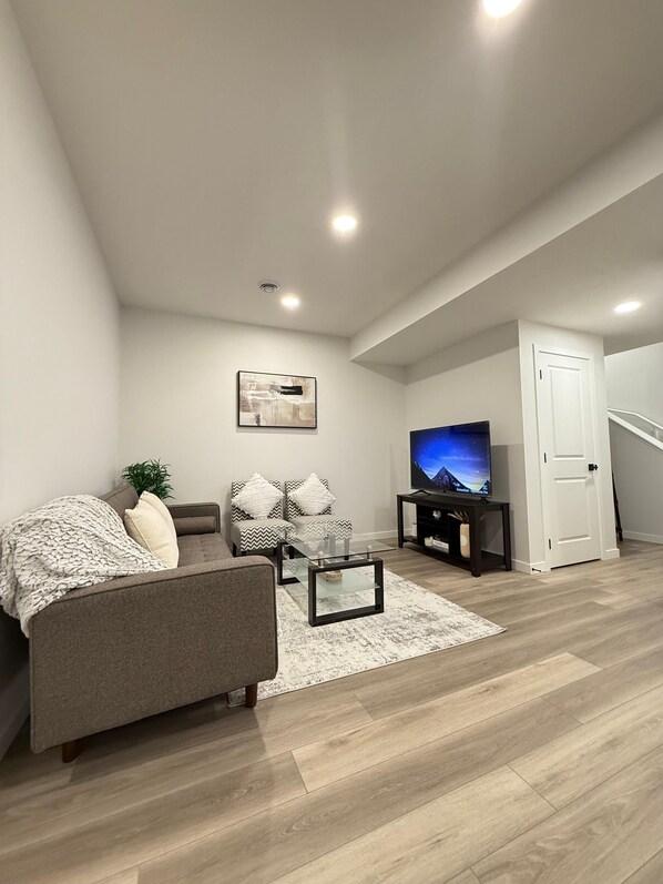 TV - Cozy Basement in Airdrie (Airdrie)