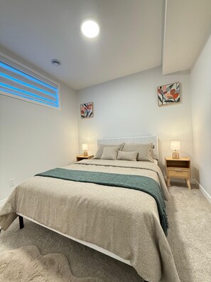 2 bedrooms, iron/ironing board, WiFi