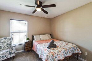 3 室のベッドルーム、アイロン / アイロン台、WiFi、ベッドシーツ