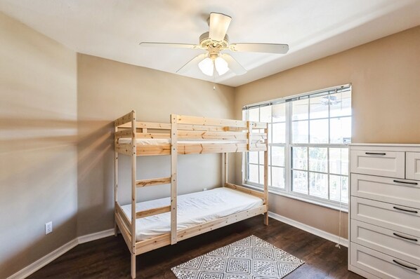 3 bedrooms, iron/ironing board, WiFi, bed sheets