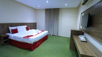 Kamar Double | Brankas, tirai kedap cahaya, dan seprai linen