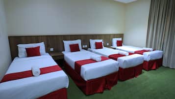 Quarto quádruplo | Cofres nos quartos, cortinas blackout, roupa de cama