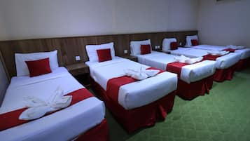 Quintuple Room | Cofres nos quartos, cortinas blackout, roupa de cama