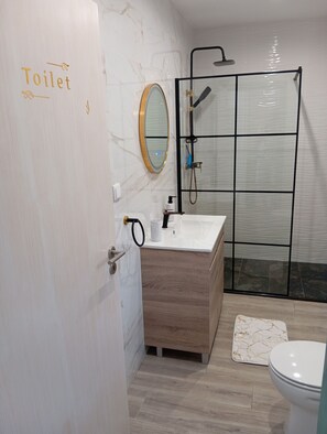 Chuveiro, secador de cabelo, toalhas de banho