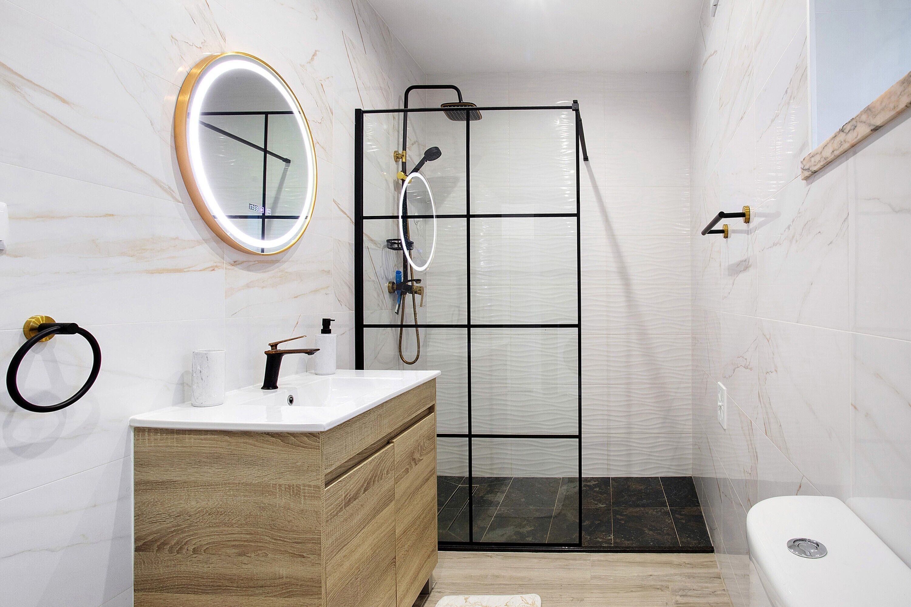 Een douche, een haardroger, handdoeken