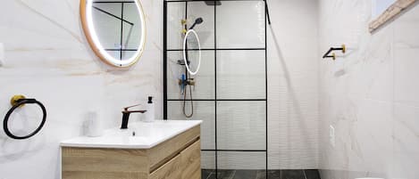 Shower, hair dryer, towels