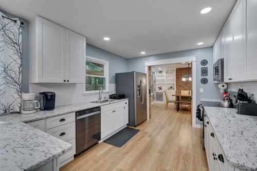 NEW! Relaxing Retreat Near North Hills & Downtown