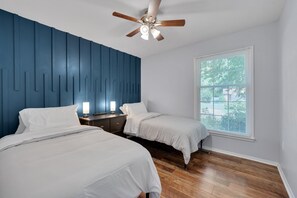 3 bedrooms, iron/ironing board, WiFi, bed sheets