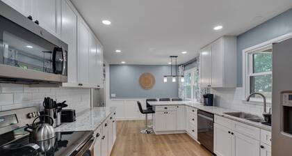 NEW! Relaxing Retreat Near North Hills & Downtown