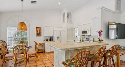 NEW! Relaxed Tropical Retreat 5 miles to Beach