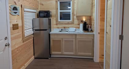 Charming 1-bedroom Log Cabin on Lake Jordan with water front, large deck ,AC,