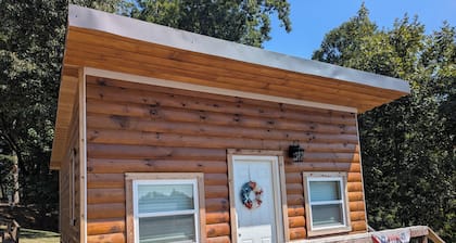 Charming 1-bedroom Log Cabin on Lake Jordan with water front, large deck ,AC,
