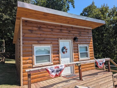 Charming 1-bedroom Log Cabin on Lake Jordan with water front, large deck ,AC,