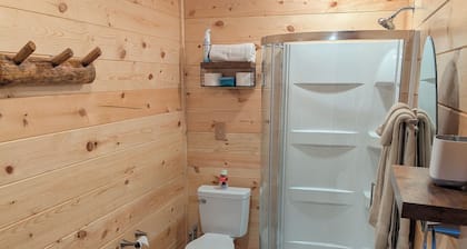 Charming 1-bedroom Log Cabin on Lake Jordan with water front, large deck ,AC,