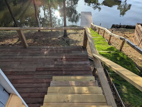 Charming 1-bedroom Log Cabin on Lake Jordan with water front, large deck ,AC,