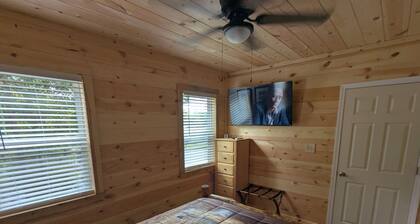 Charming 1-bedroom Log Cabin on Lake Jordan with water front, large deck ,AC,