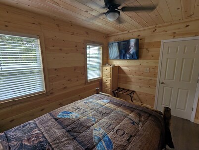 Charming 1-bedroom Log Cabin on Lake Jordan with water front, large deck ,AC,