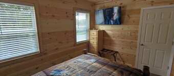Charming 1-bedroom Log Cabin on Lake Jordan with water front, large deck ,AC,