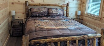 Charming 1-bedroom Log Cabin on Lake Jordan with water front, large deck ,AC,