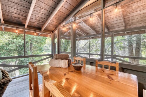 River Ben -  2-bedroom cabin in serene Suches with AC