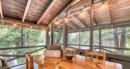 River Ben - 2-bedroom cabin in serene Suches with AC