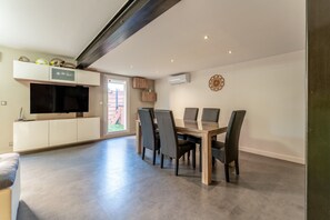 Dining - Villa 'Chez Marco' with Private Terrace, Wi-Fi, and Air Conditioning (Saint-Rémy-de-Provence)