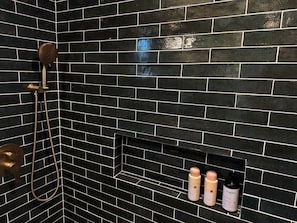 Een douche, een haardroger, een bidet, handdoeken