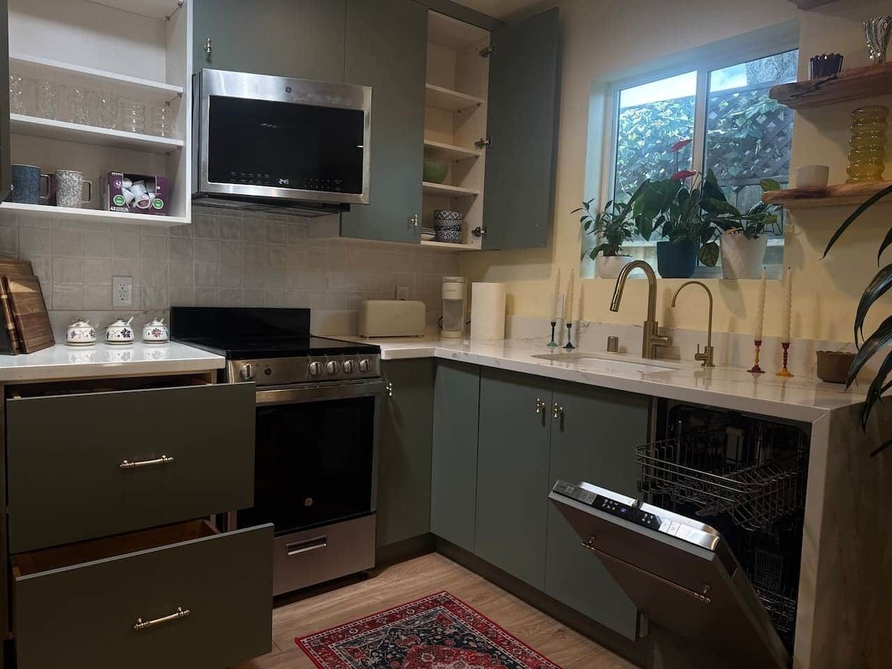 Kühlschrank, Mikrowelle, Ofen, Herdplatte