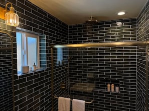 Een douche, een haardroger, een bidet, handdoeken