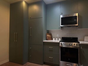 Refrigerador, microondas, horno y parrilla de estufa 