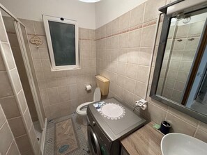 Douche, sèche-cheveux, serviettes fournies, savon