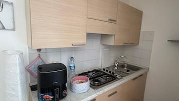 Een koelkast, een magnetron, een kookplaat