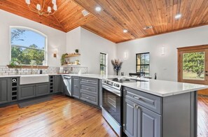 Micro-ondas, cooktop, lava-louças