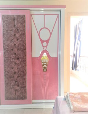 2 bedrooms, iron/ironing board