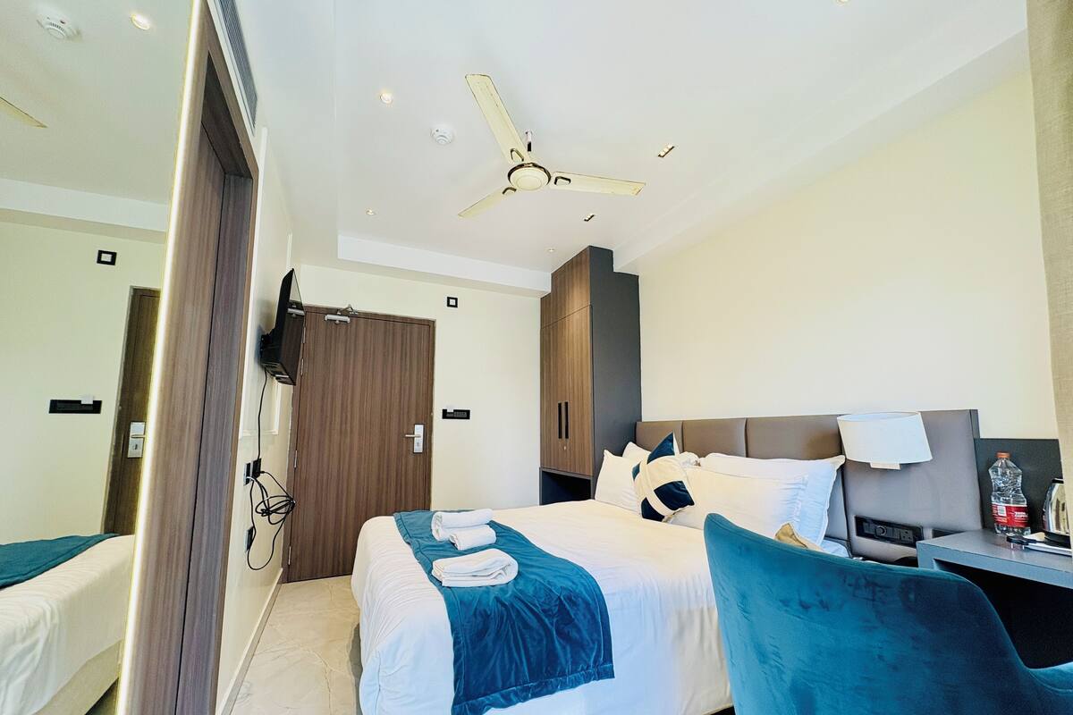 Quarto casal luxo, sacada, vista para a cidade | Wi-Fi de cortesia, roupa de cama