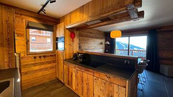 Een koelkast, een oven, een vaatwasser, een broodrooster