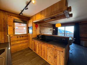 Fridge, oven, dishwasher, toaster