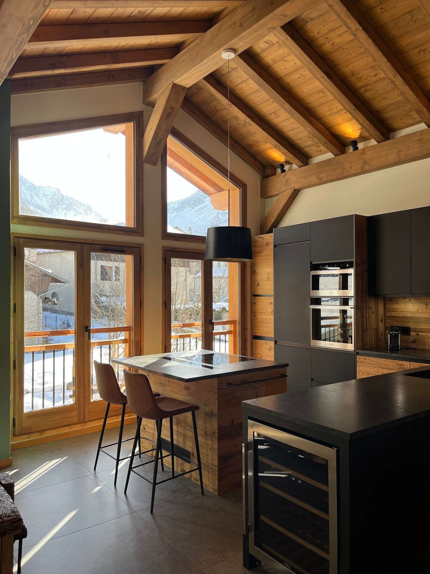 Een koelkast, een magnetron, een oven, een vaatwasser