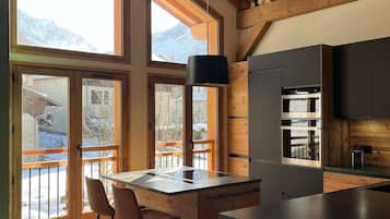 Een koelkast, een magnetron, een oven, een vaatwasser