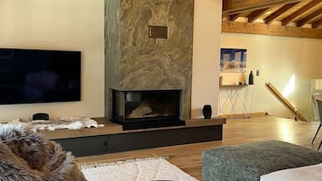 Televisie en een open haard