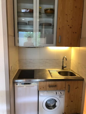 Jääkaappi, mikroaaltouuni, astianpesukone, leivänpaahdin